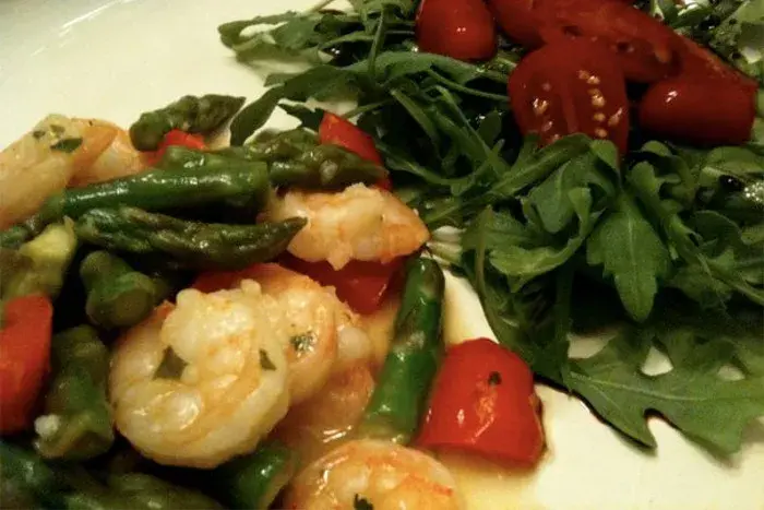 Camarones al ajillo con limón y vegetales