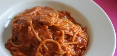 Espaguetis con pollo en salsa de chile