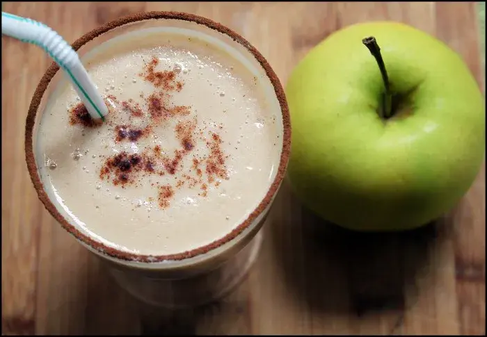Batido de manzana y canela con leche de soja