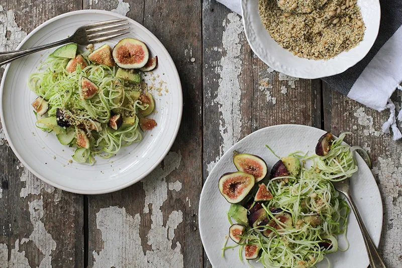Calabacitas en forma de fideos con semillas y legumbres