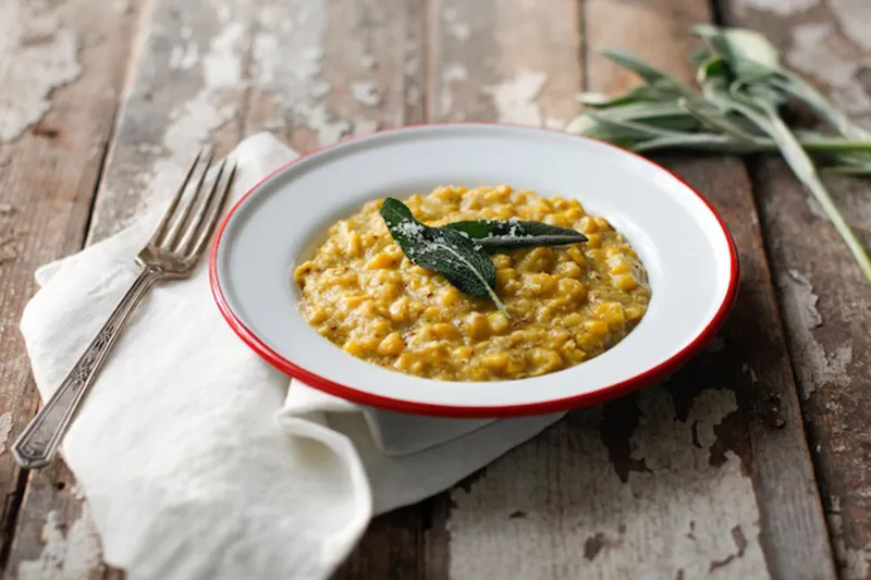 Choclo cremoso con salvia frita