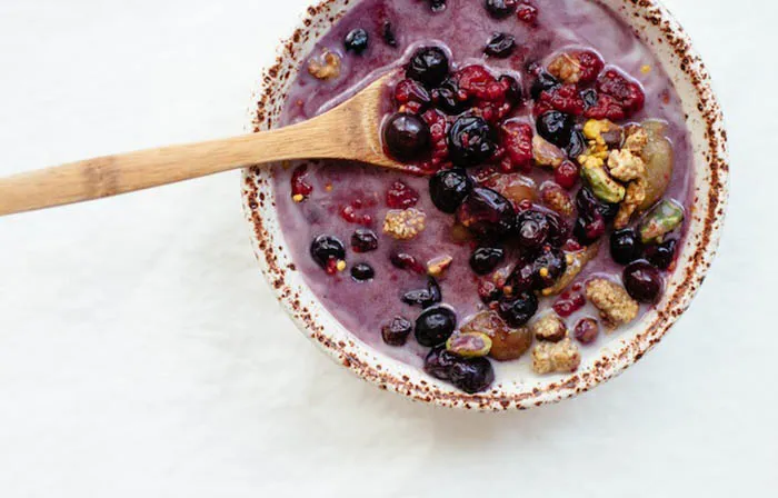Postre caliente de frutos rojos