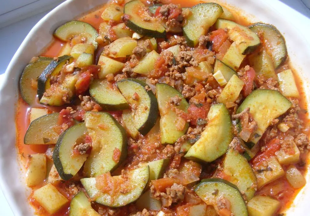 Carne de res con cebolla y calabacín