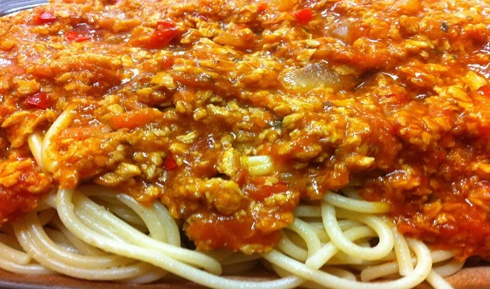 Pasta con salsa boloñesa de soja