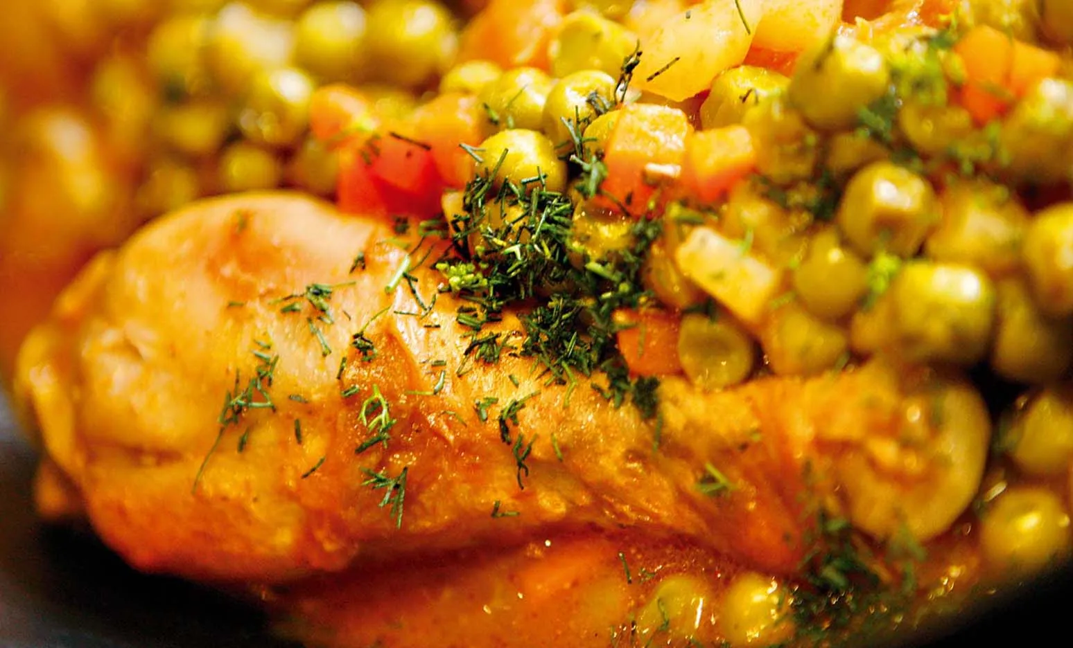 Pollo guisado con legumbres y maíz