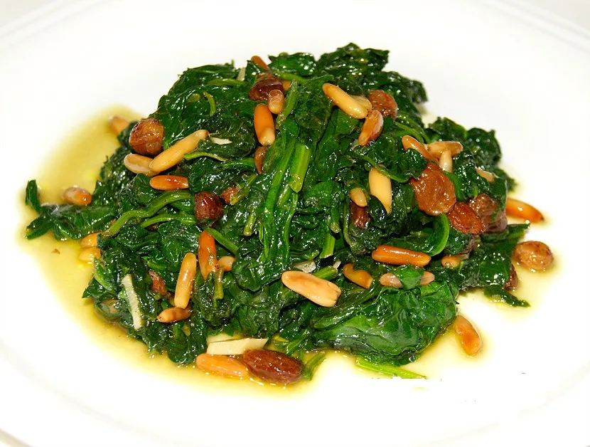 Acelgas con pasas y piñones