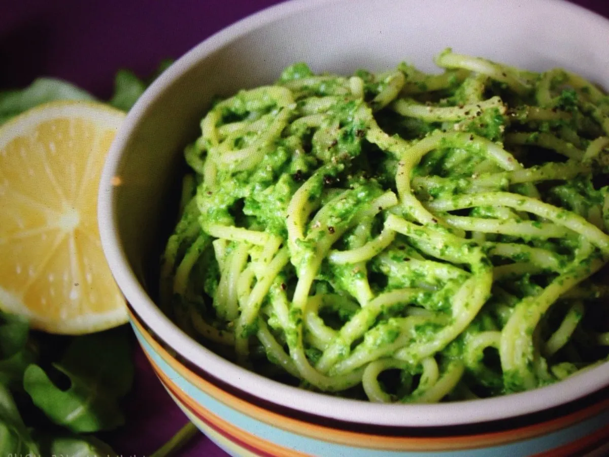 Pasta de crema de aguacate y arúgula