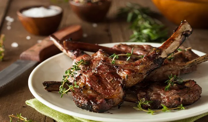 Cordero a la jardinera con salsa de yogurt