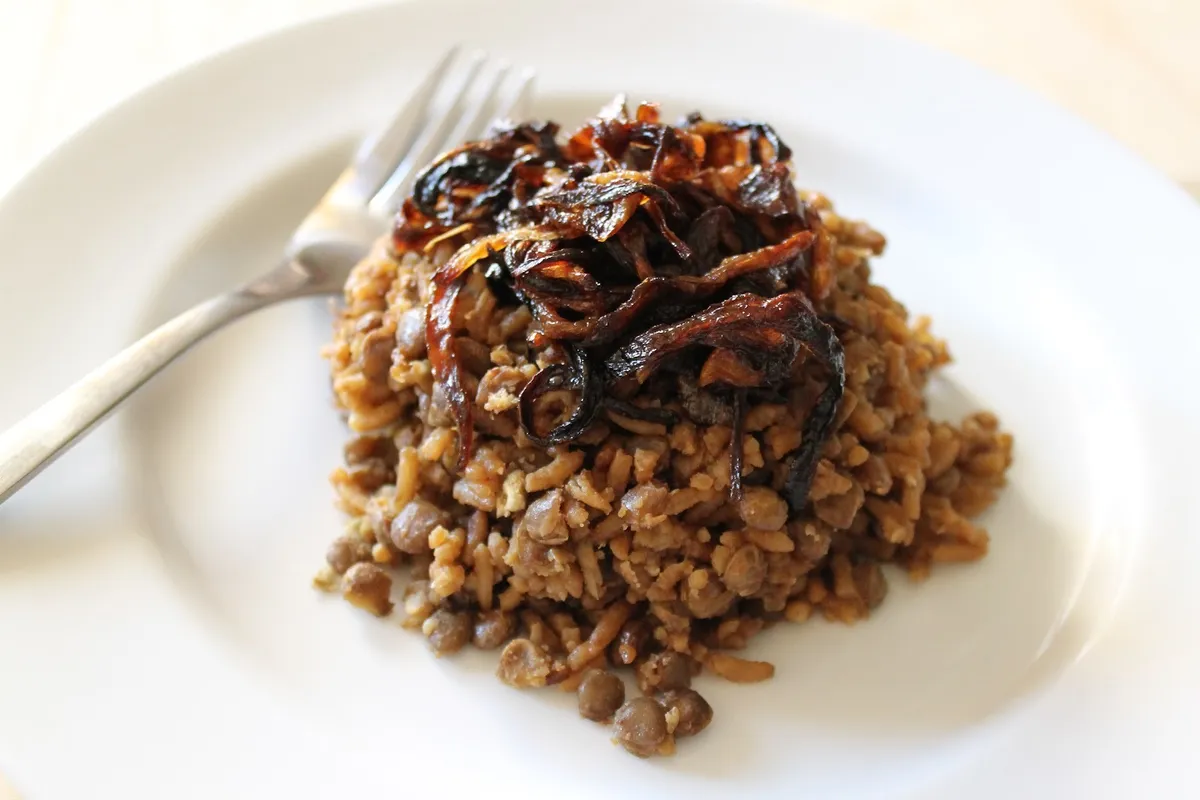 Arroz con lentejas y cebolla caramelizada