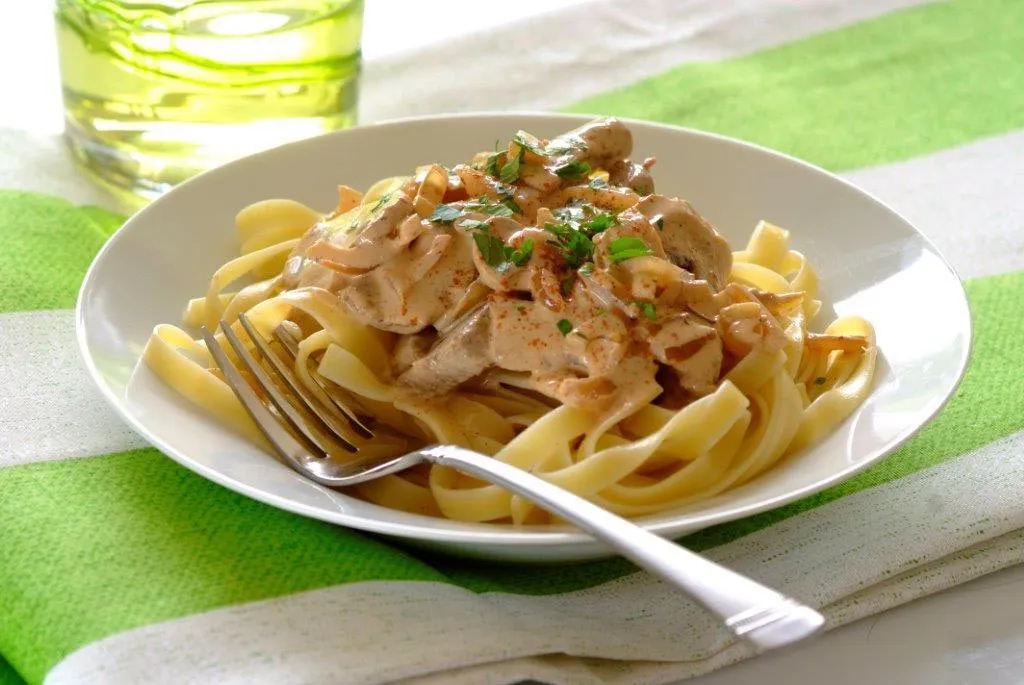 Strogonoff de vegetales y pollo