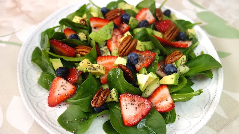 Ensalada de frutas, aguacates y espinacas