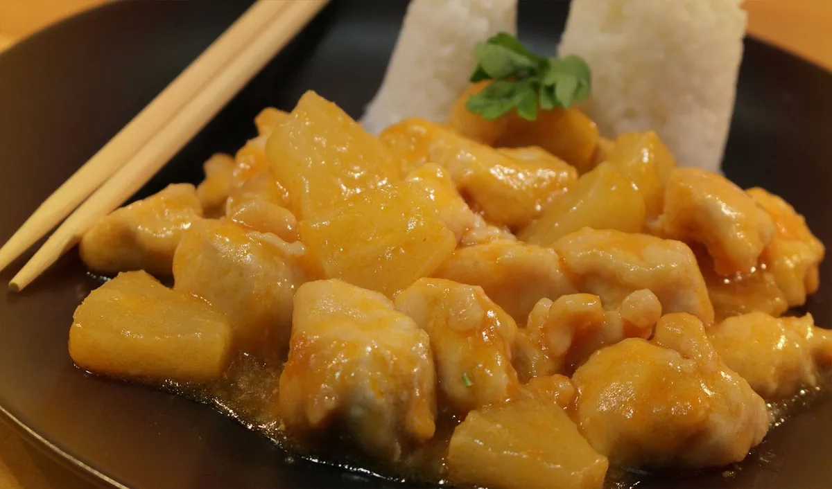 Pollo salteado con piña y maní