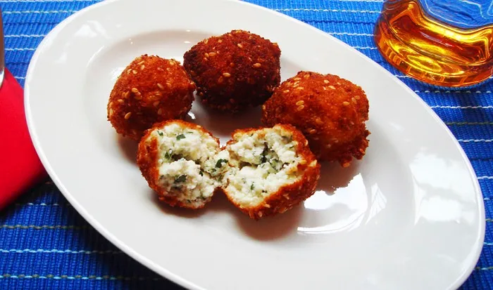 Bolas de requesón con albahaca