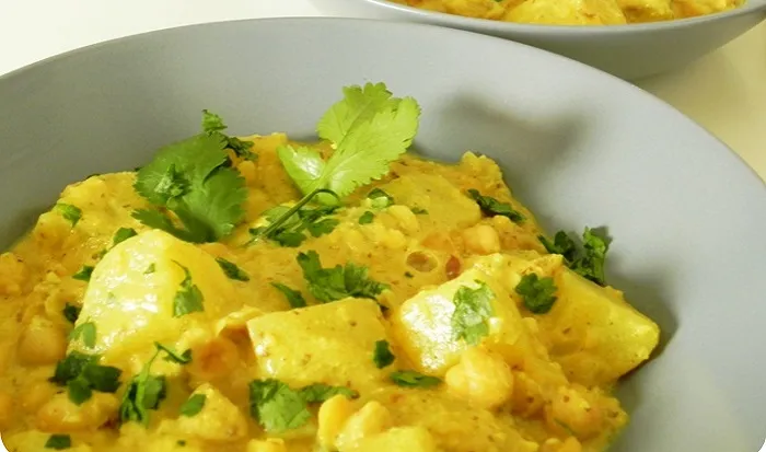 Cuadros de papas al curry con salsa de cilantro