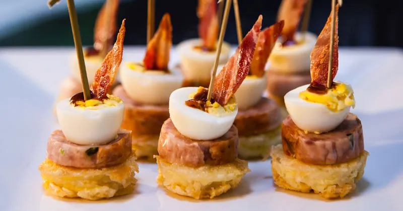 Pinchos de huevos de codorniz