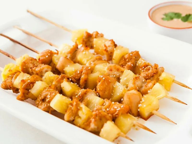 Brochetas de pollo con piña