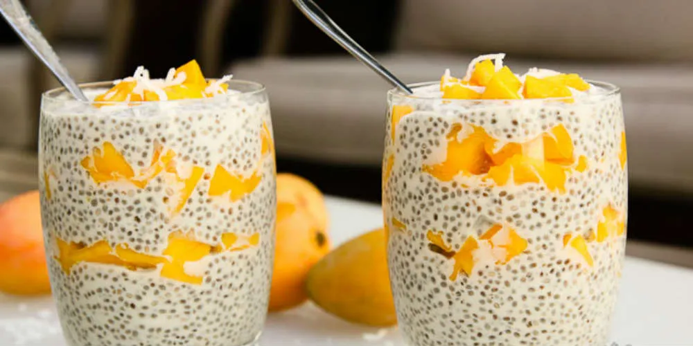 Postre de mango, yogur y chia