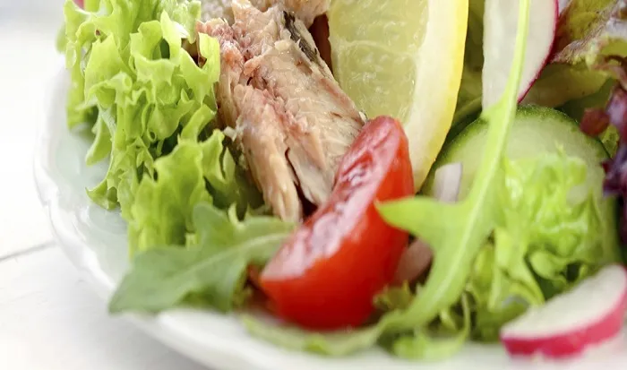 Ensalada griega de sardinas