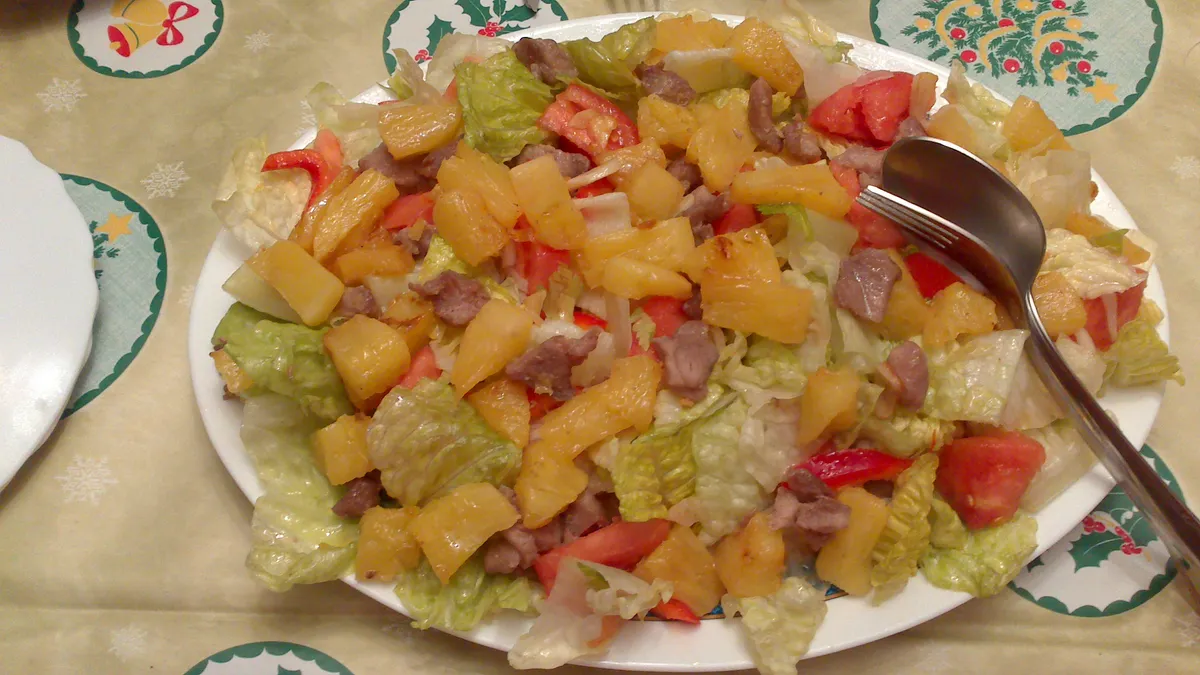Ensalada tropical de pollo y piña