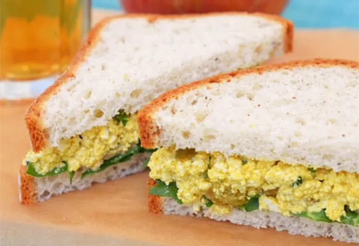 Emparedado de ensalada de tofu al curry