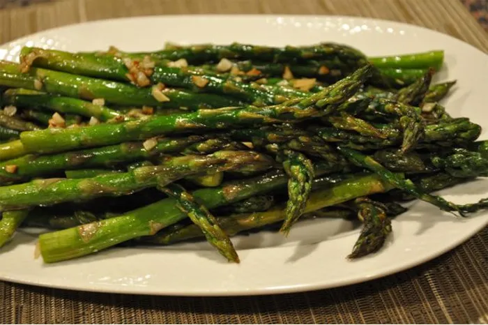 Espárragos al ajillo