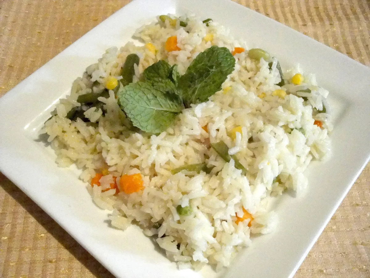 Arroz con vegetales mixtos y crema de queso