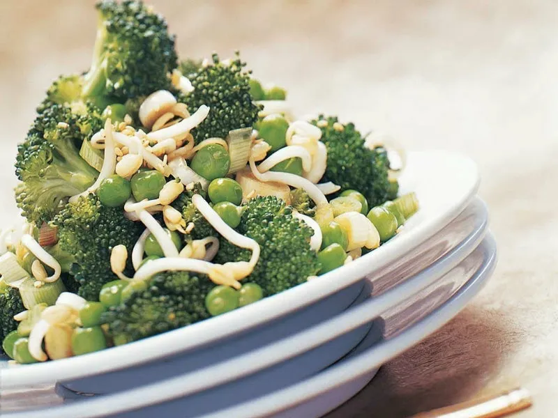 Ensalada de brócoli frijoles y guisantes verdes para adelgazar