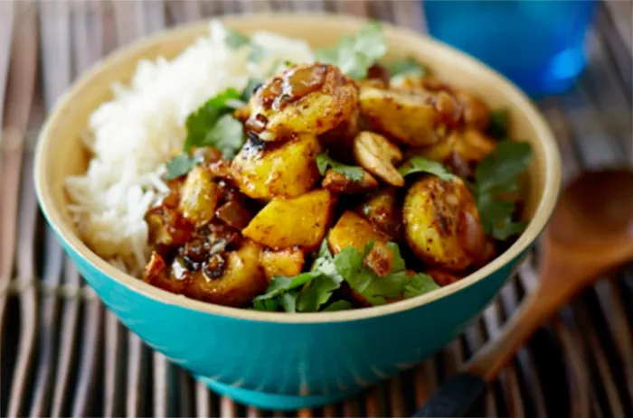 Curry picante con banana y leche de coco