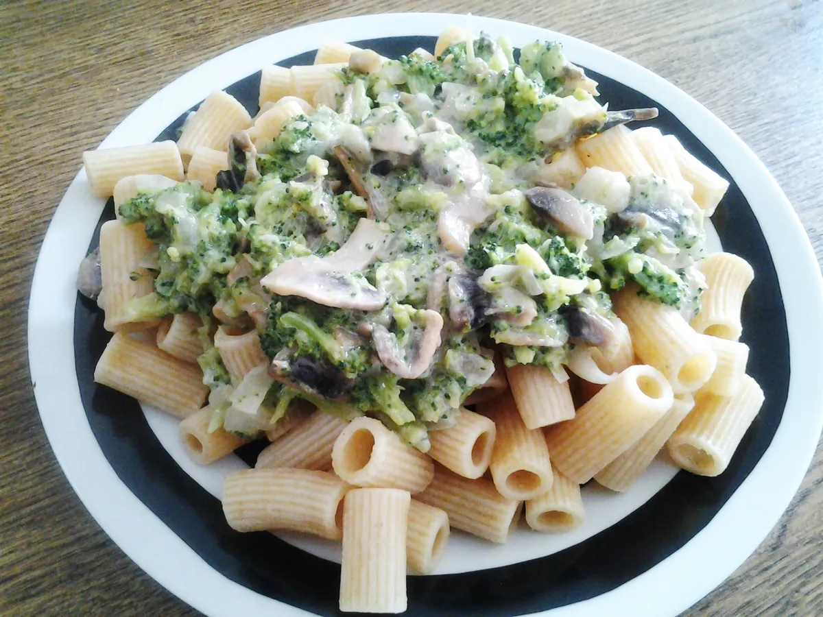 Macarrones cremosos con brócoli y queso