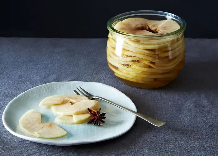 Manzanas encurtidas en conserva