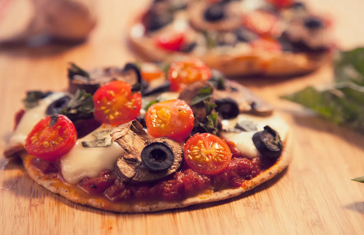 Mini pizza casera con tomates y aceitunas