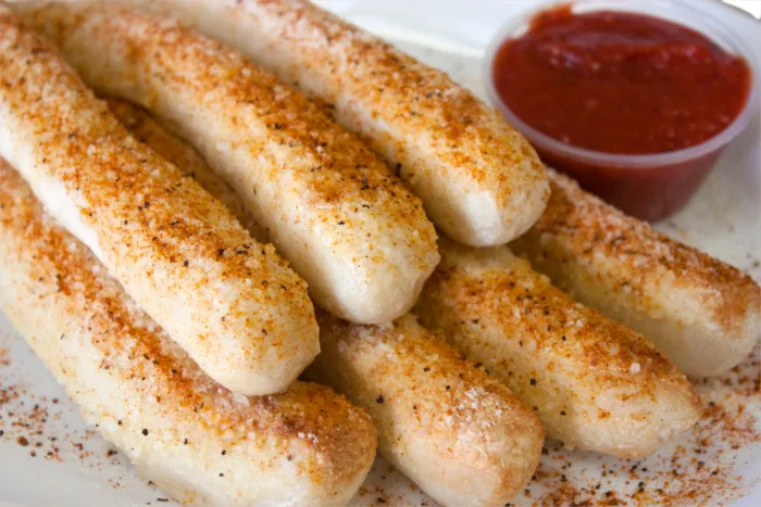 Palitos de pan italianos con ajo y parmesano