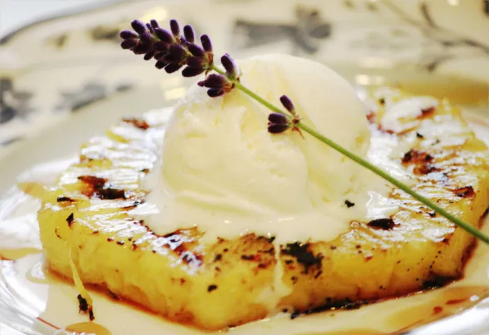 Piña asada a la parrilla con canela