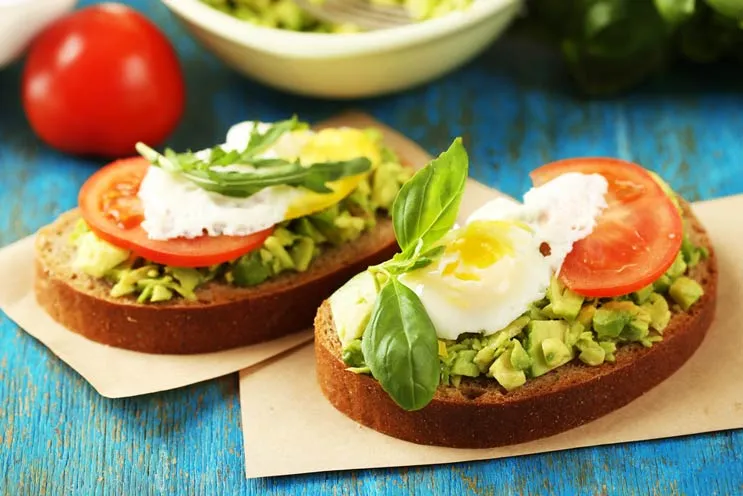 Snack de aguacate y tomate