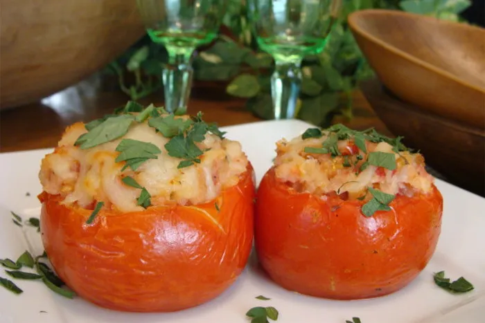 Tomates rellenos con mozzarella al horno