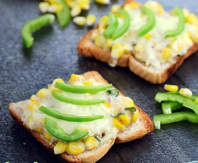 Deliciosas tostadas de queso, cebolla y maíz