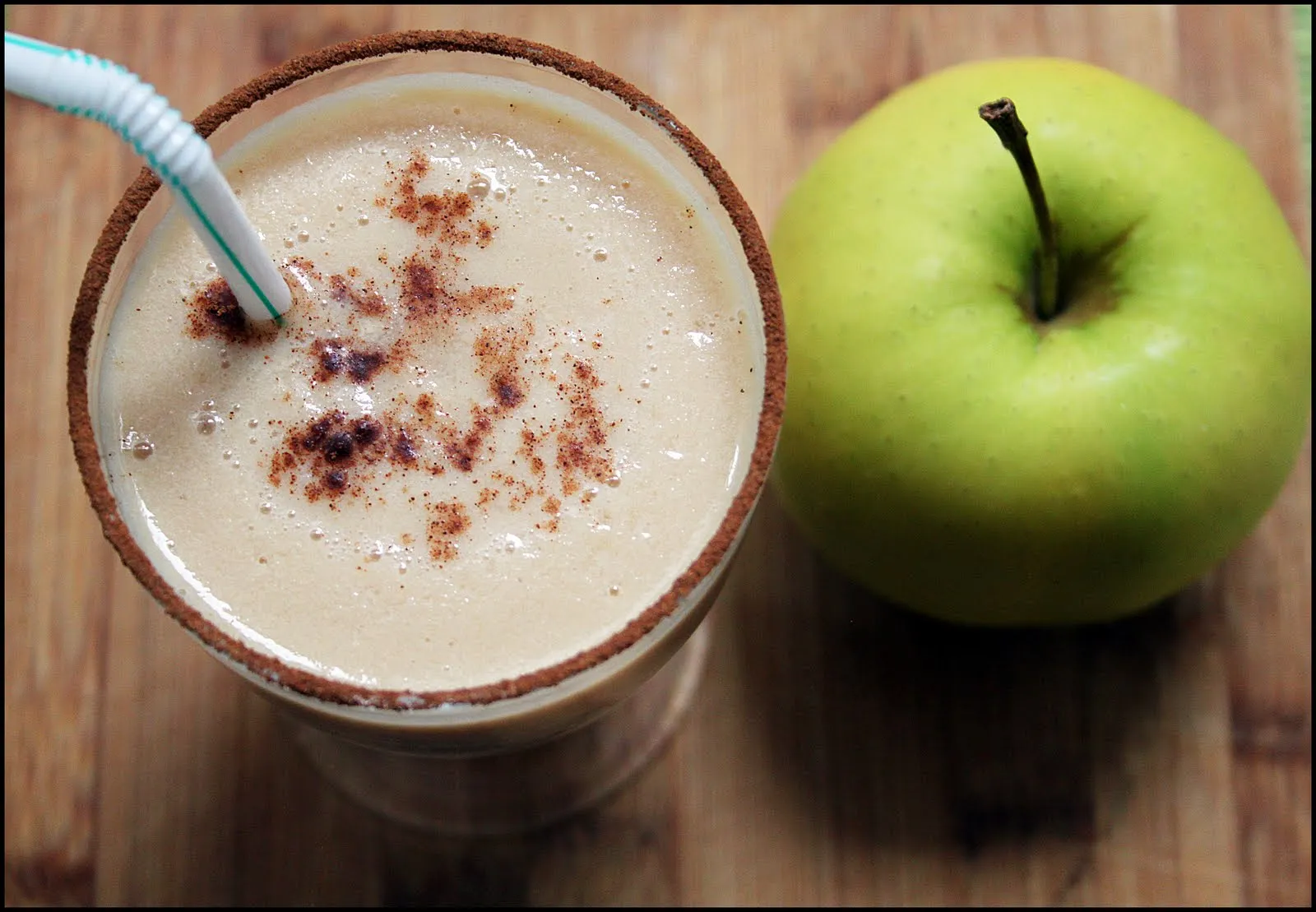 Batido de manzana y canela con leche de soja